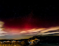 Lumières d'aurore boréale sur la vallée de la Meuse à Yvoir le 27 février 2023 vers 22h15.